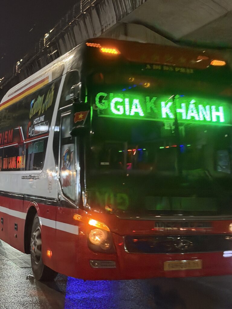 ムーカンチャイへの移動で用いたバス