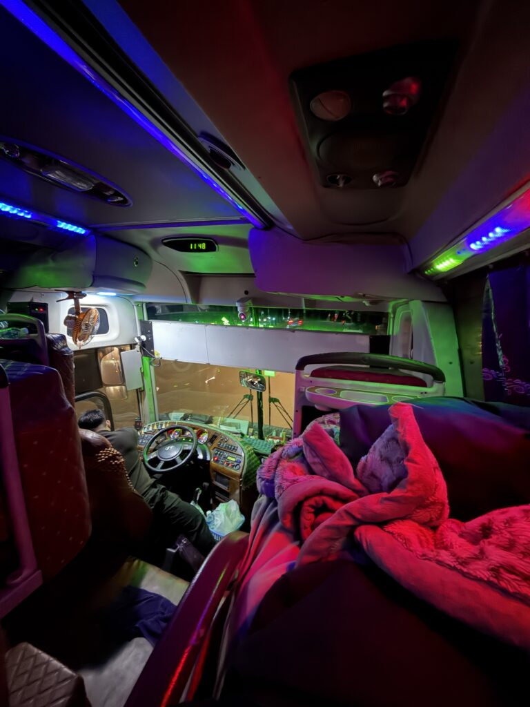 ムーカンチャイへの移動で用いたバス内