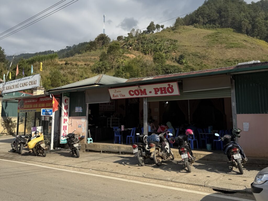 バス停の隣のフォーの店