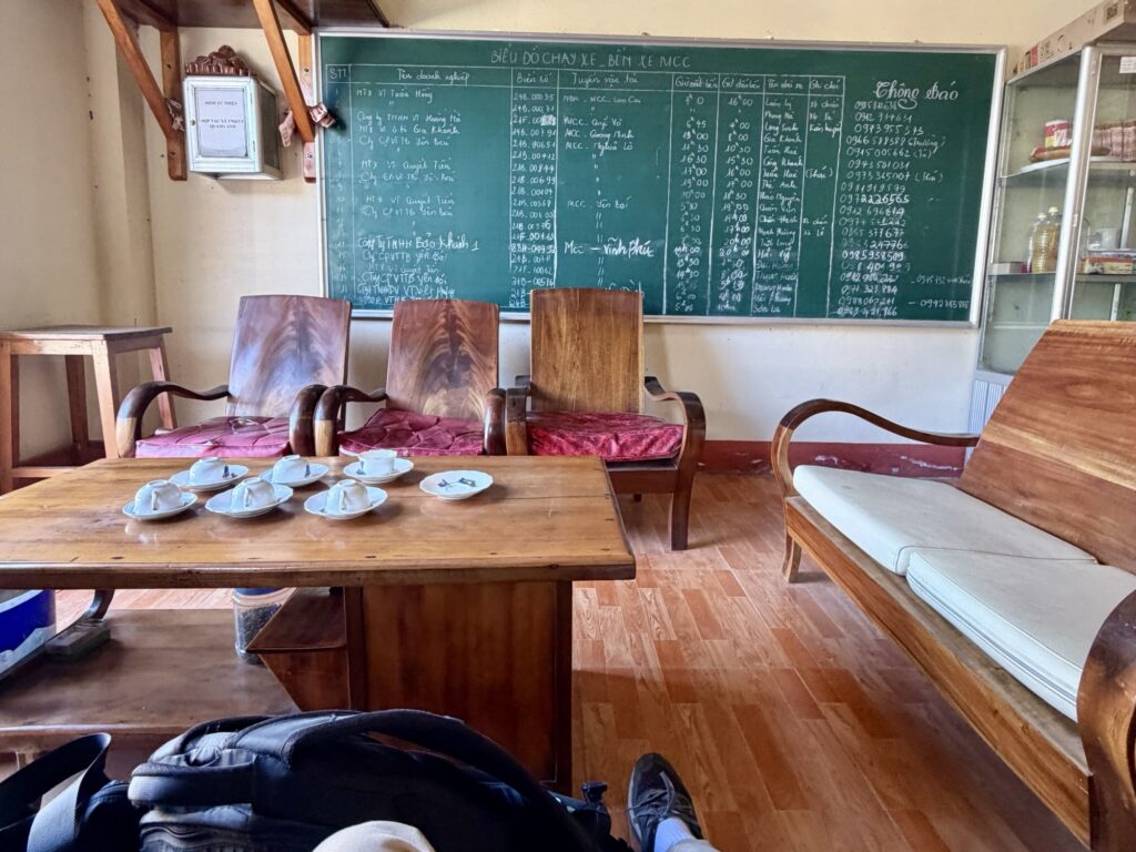 ムーカンチャイバス停待合室