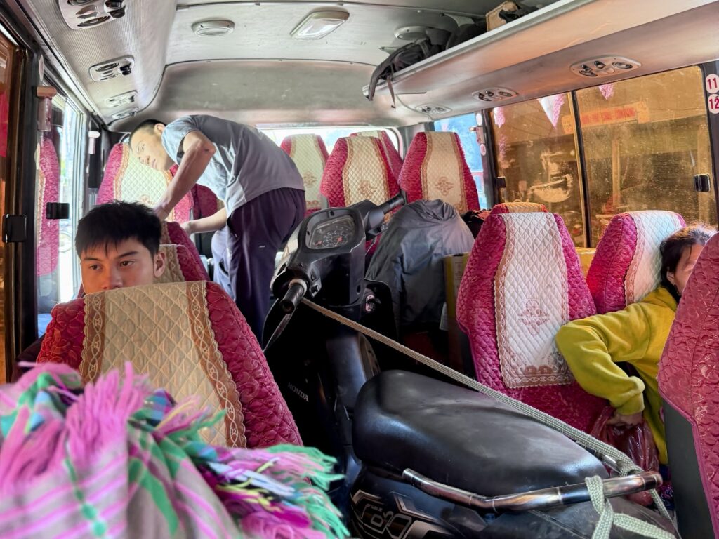 ムーカンチャイからサパ行きバス内