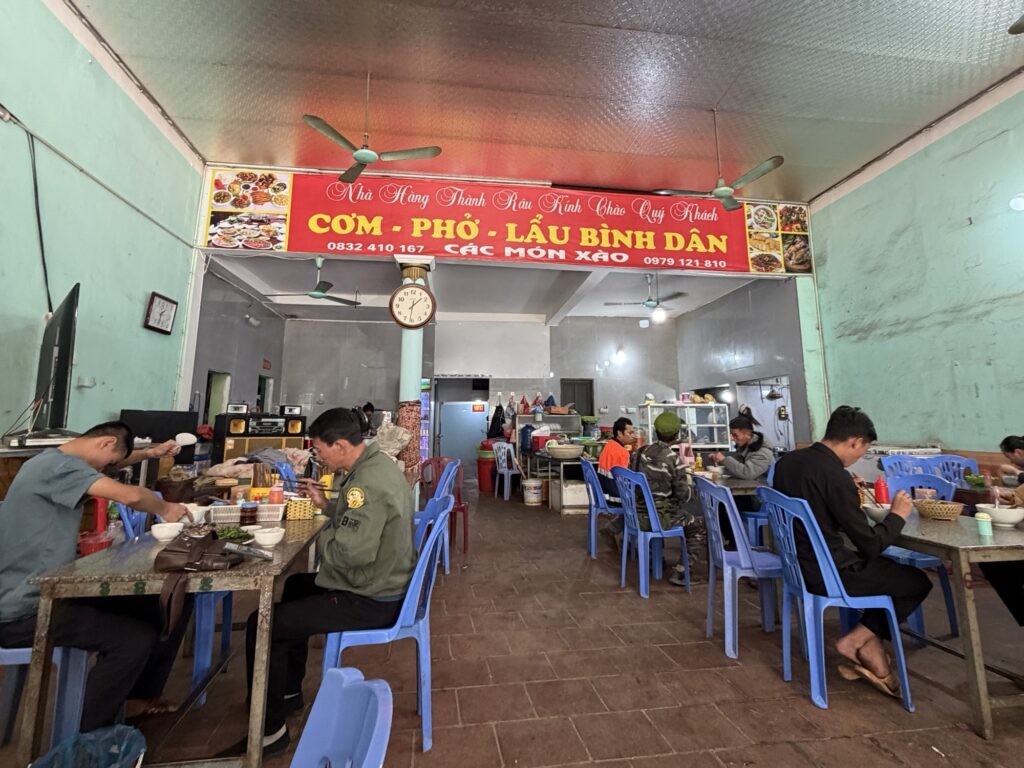 サパ行きバストイレ休憩