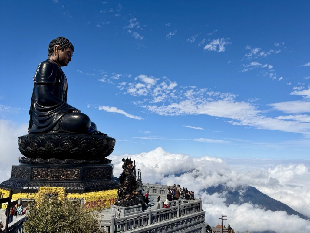 アジアで最も高い銅造仏像