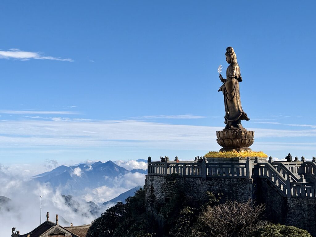 天空の観音菩薩像