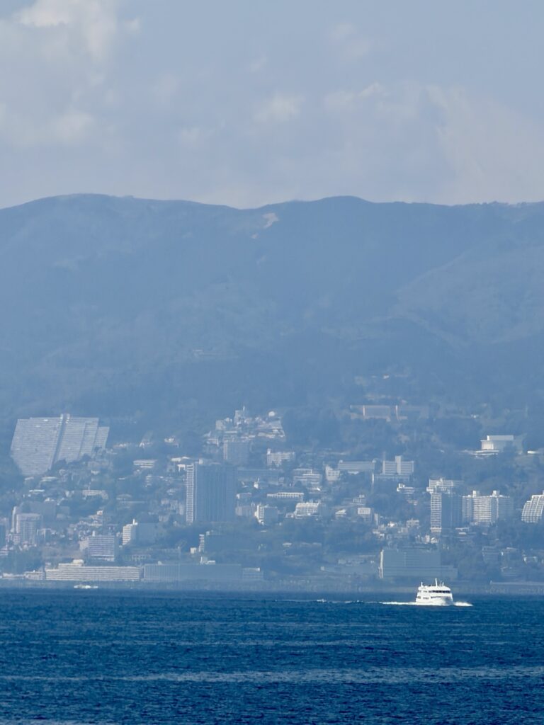 初島から熱海の景色
